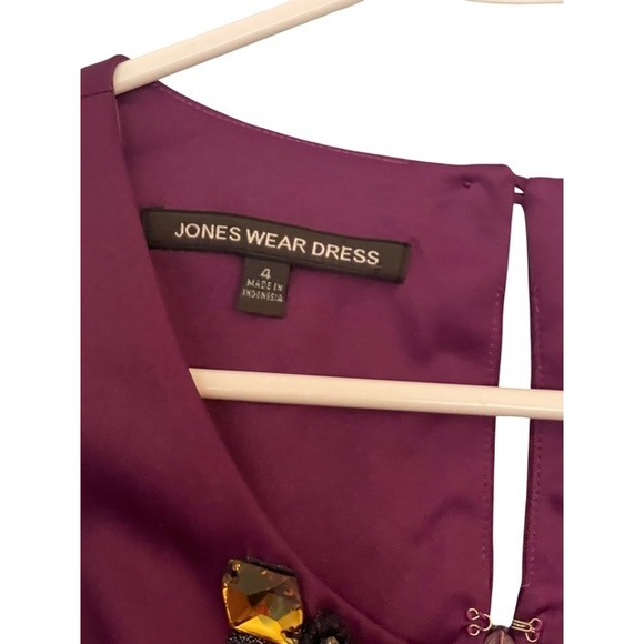 Jones Wear Dress Burgundy Sleeveless Jeweled Neckline Sheath Career Women's - Picture 4 of 5